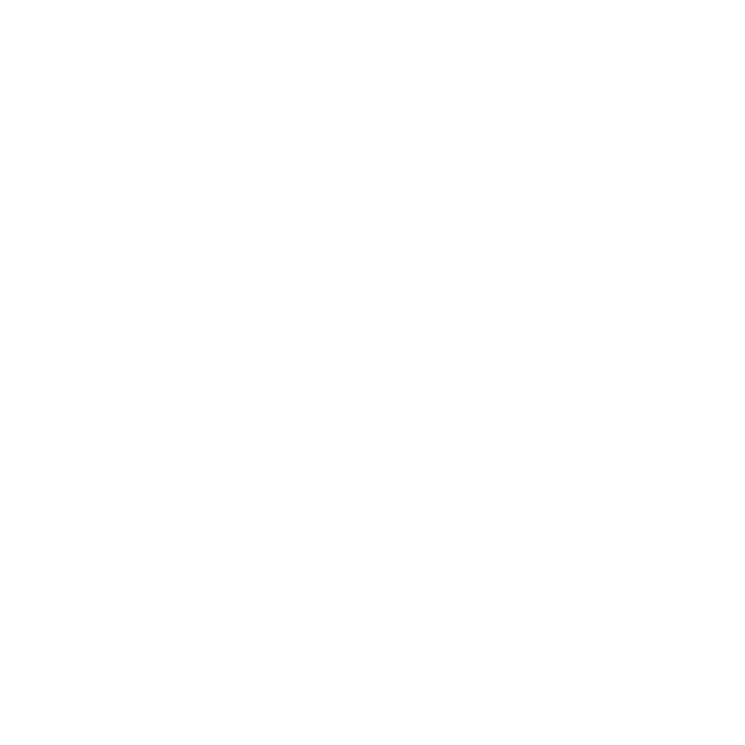 Mulher branca de cabelo castanho, sorrindo e usando uma blusa preta